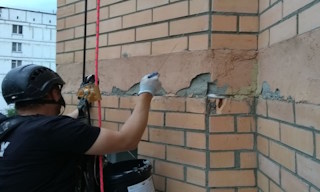 Обследование фасада здания в Тихвине в октябре